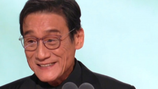 脱了她裙子摸进她的内裤亲吻